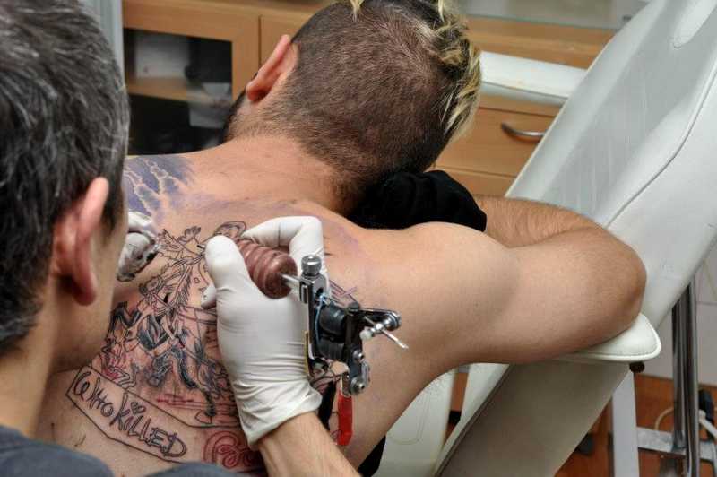 tatto artist at work